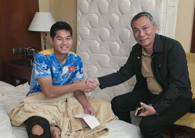 Một điện thoại bàn cổ điển với ống nghe nhấc lên, tượng trưng cho dịch vụ hỗ trợ qua hotline của helo888 ios.